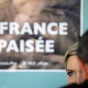 ماريان لوبان عقب فوز فيون بالترشح للانتخابات ومن خلفها لوحة تقول: "فرنسا.. تنفست الصعداء"