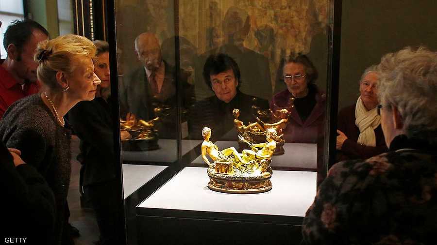 دخل بيض النعام بصناعة التحف الفنية والتي يقدر سعرها بآلاف الدولارات