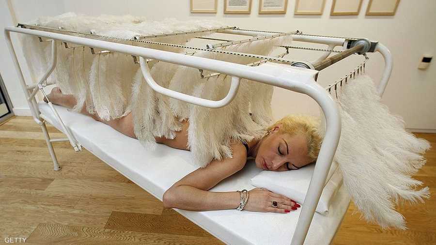 نعومة ريش النعام جعلت استخدامه منتشر في الأسرة والوسائد