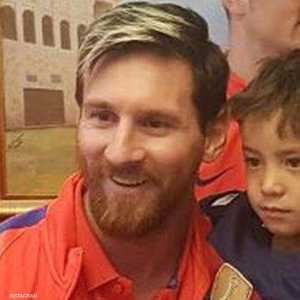 ميسي يحقق حلم الطفل الأفغاني مرتضى