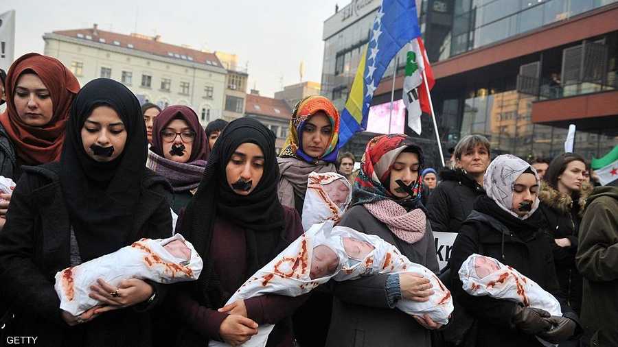 وفي البوسنة حمل المئات دمى تصور المجازر التي ارتكبت في حلب