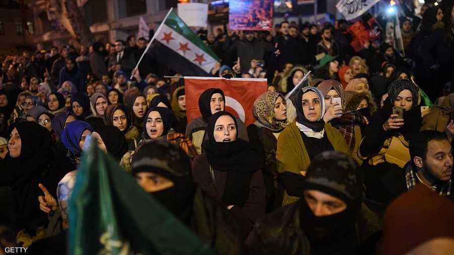 وفي تركيا خرج المئات ينددون بما يجري في حلب