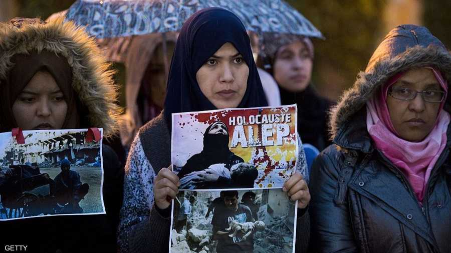 ورفعت النساء صورا مأساوية تكشف ما يجري في حلب