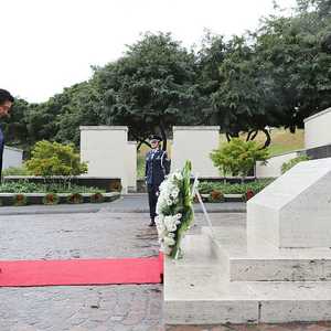 شينزو آبي يضع إكليلا من الزهور بموقع النصب التذكاري