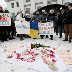 مظاهرة مناهضة لروسيا أمام سفارتها في العاصمة الأوكرانية كييف