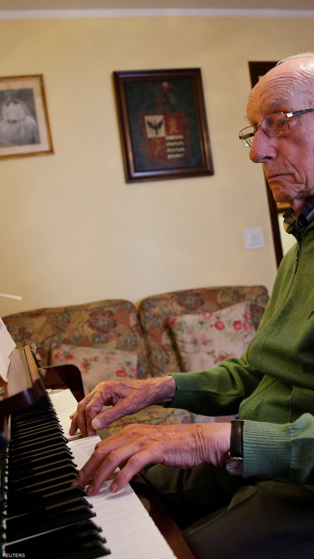 بيدرو رودريغيز (106 أعوام) يمارس هوايته في عزف البيانو