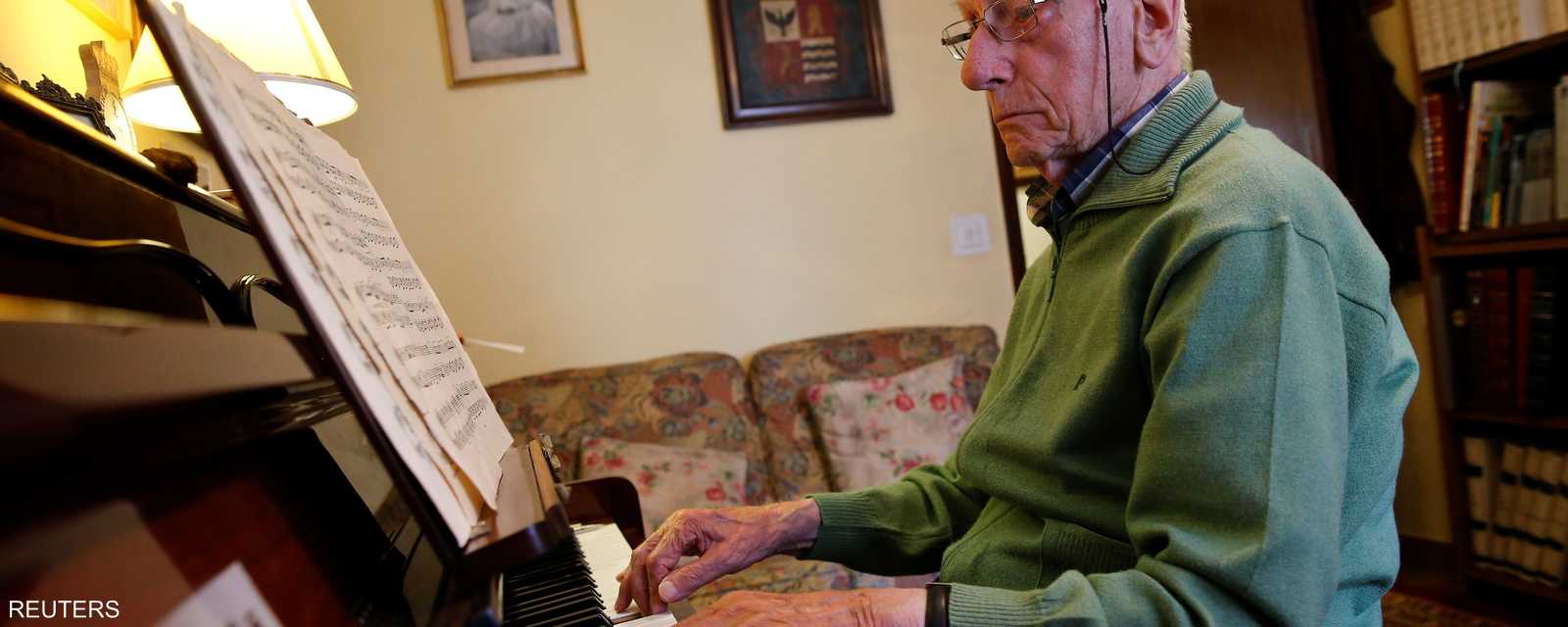 بيدرو رودريغيز (106 أعوام) يمارس هوايته في عزف البيانو