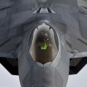 طيار أميركي يقود مقاتلة من طراز أف 22 رابتور