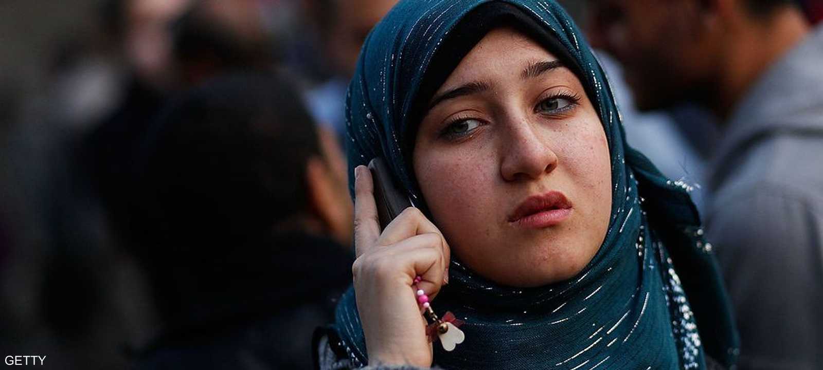 فتاة تتحدث في الهاتف في القاهرة - أرشيف