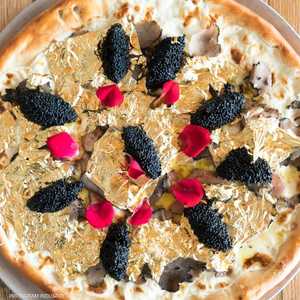 بيتزا 24 قيراط.. فقط بألفي دولار