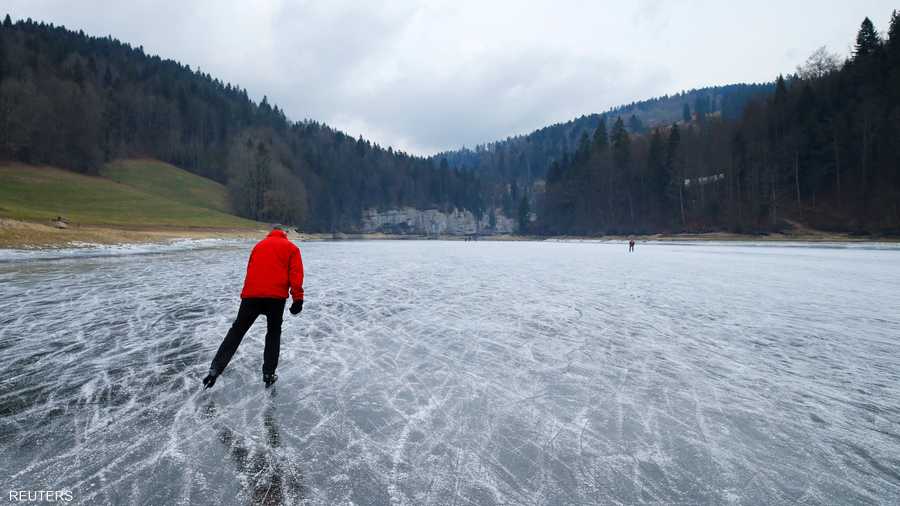 لم يترك المتزلجون مكانا فوق النهر على الحدود الفرنسية السويسرية