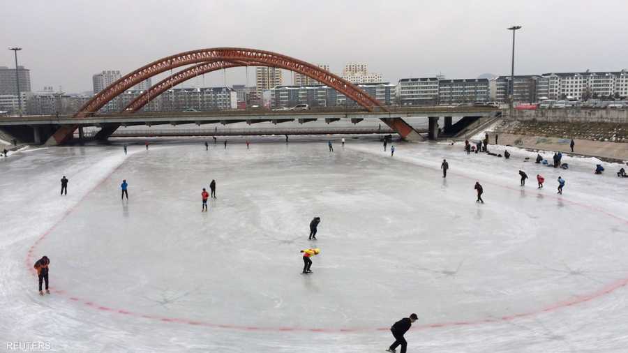 حول الصينيون النهار في مقاطعة جيلين ساحة تزلج محاطة بالخطوط