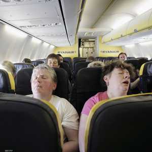 يعتبر النوم خلال إقلاع أو هبوط الطائرة من الأشياء التي يجب تجنبها