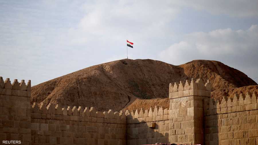 العلم العراقي يرفرف فوق قلعة بالموصل بعد أن استعادها الجيش