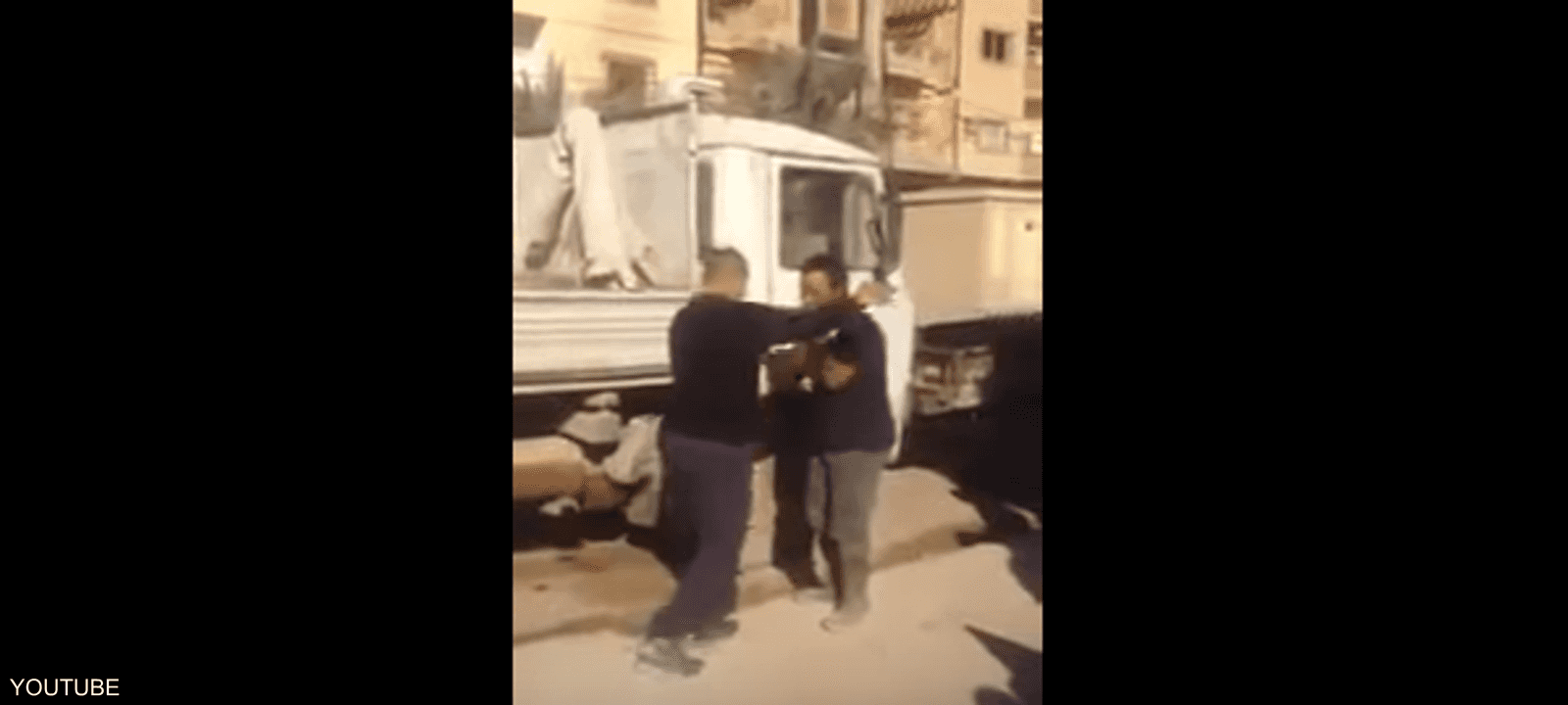 الشابان يعملان في ورشة للبناء