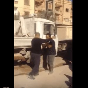 الشابان يعملان في ورشة للبناء