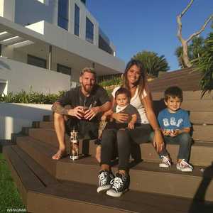 ميسي وعائلته في منزلهم