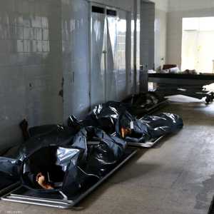 جثث أشخاص قتلوا في جرائم ملقاة على الأرض في أحد مراكز الطب الشرعي.