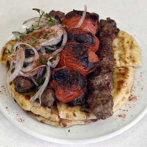 يوجد البروتين في اللحوم والأسماك والدواجن والبيض