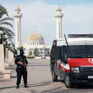 جندي أمام دورية للشرطة التونسية.