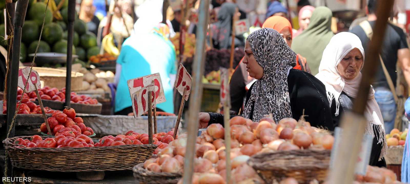 تشتري الخضراوات من سوق شعبية بالقاهرة