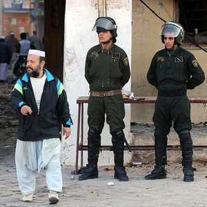 عنصران من الأمن الجزائري (أرشيفية)