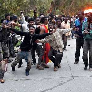 مهاجرون يحتفلون بتمكنهم من العبور إلى مدينة سبتة