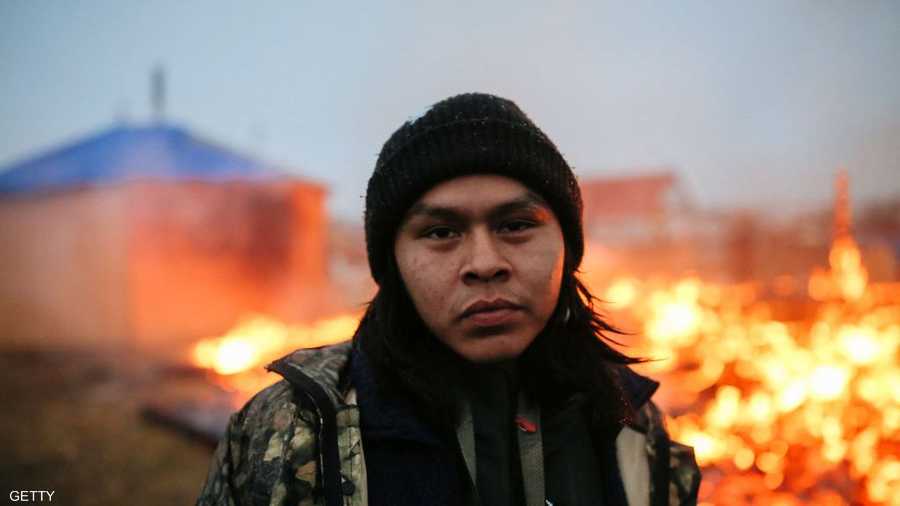 أوشي سبينسر، البالغ من العمر 20 عاما، في لقطة أمام الحرائق