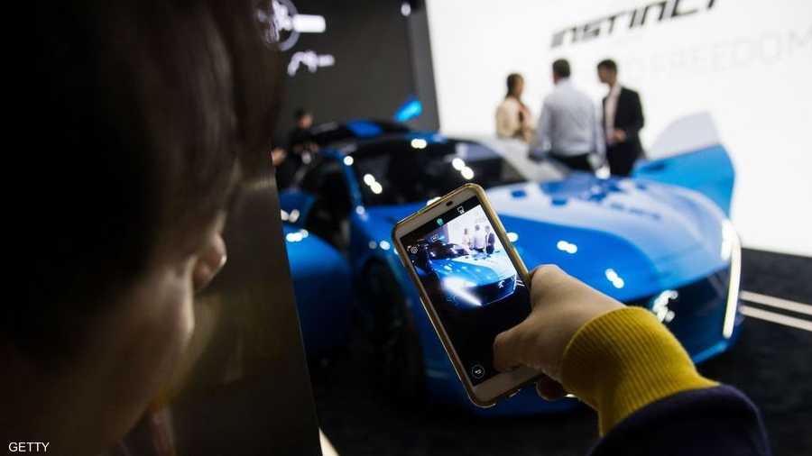 يلتقط صورة لسيارة بيجو الجديدة الذاتية القيادة