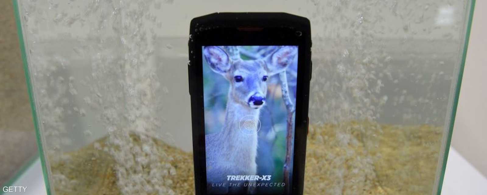 وضعت شركة كروس كول هاتفها الجديد تريكير في حوض ماء