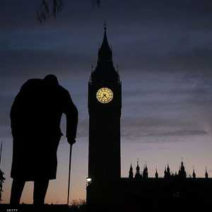 مبنى البرلمان البريطاني ويظهر في الصورة تمثال ونستون تشرتشل