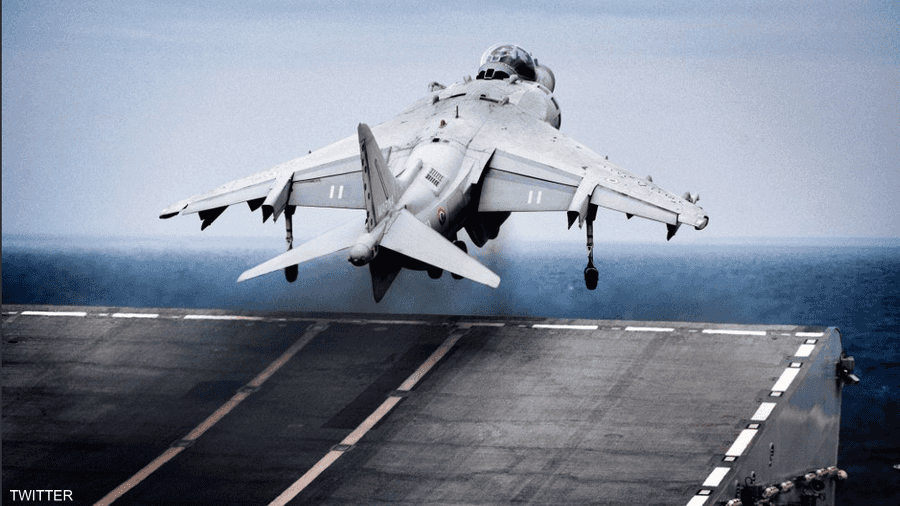 طائرة مقاتلة تشارك في المناورات