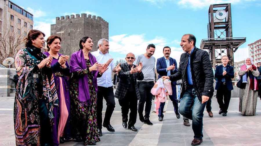 حلقة رقصة احتفالا بالربيع في مدينة ديار بكر تركيا