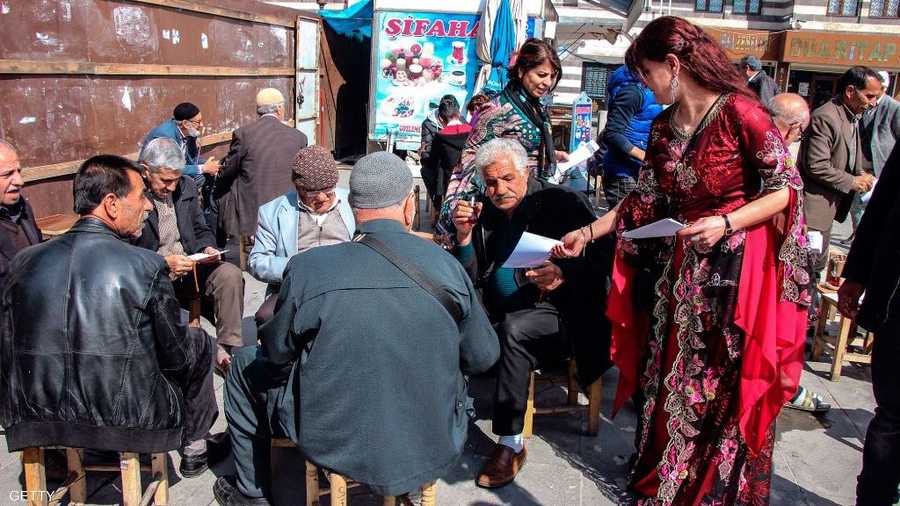 توزع كتيبات على المواطنين الأكراد في ديار بكر