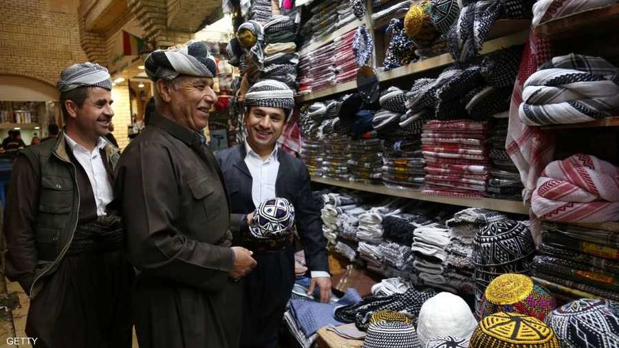 يجرب ملابس استعدادا للعيد في أربيل بكردستان العراق