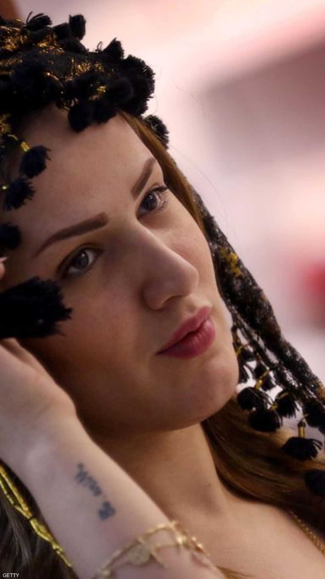 فتاة كردية عراقية ترتدي زيا تقليديا في أربيل