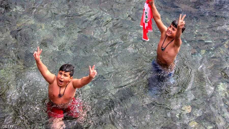 اختار هذان الصبيان السباحة للاستماع بأجواء العيد بتركيا