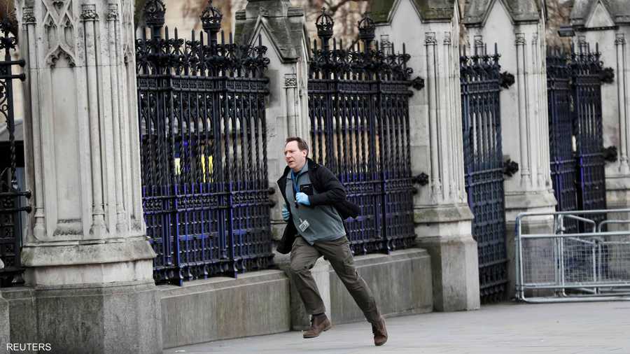 تدفق رجال الشرطة المسلحة في محيط البرلمان