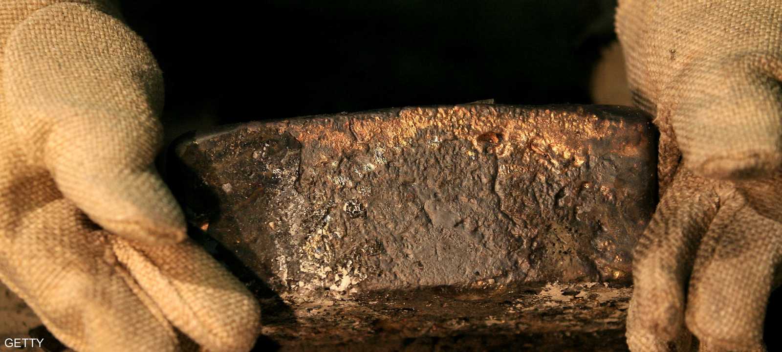 خام بوزن 17 كغم من إحد مناجم الذهب