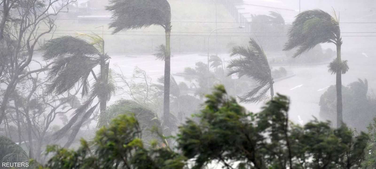 السلطات تحذر من بلوغ الإعصار المستوى الخامس