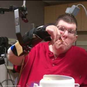 مشلول يأكل عبر "أفكاره"