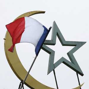 العلم الفرنسي يرفرف فوق مئذنة المسجد الكبير في باريس.