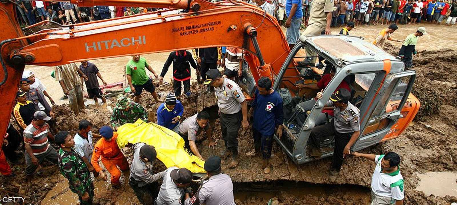 يقوم رجال الإنقاذ بالبحث عن المفقودين