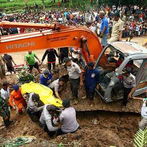 يقوم رجال الإنقاذ بالبحث عن المفقودين