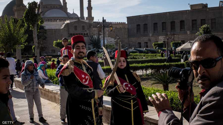 سياح يستذكرون أيام الملكية في مصر