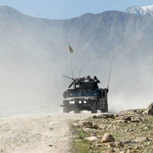 دورية أفغانية قرب موقع سقوط القنبلة الأميركية في ننغرهار