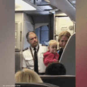 عنف شركات الطيران الأميركية يطال راكبة وطفلها