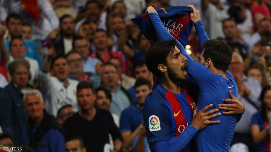 وفقا لـ"ماركا" قال ميسي: "ها أنا وهذا قميصي، الأزرق والأحمر"