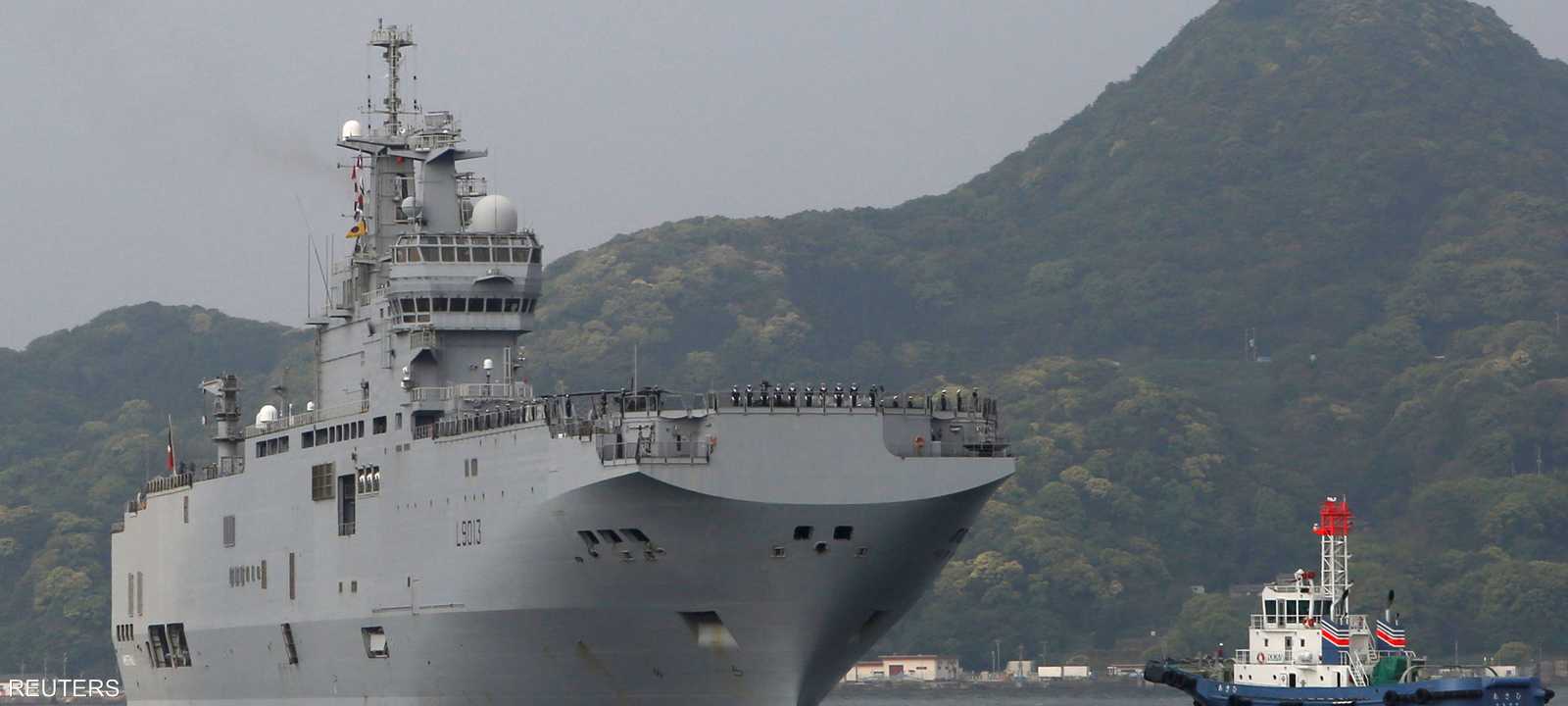 حاملة الطائرات الفرنسية لدى وصولها إلى ساسيبو جنوبي اليابان