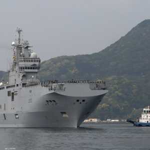 حاملة الطائرات الفرنسية لدى وصولها إلى ساسيبو جنوبي اليابان